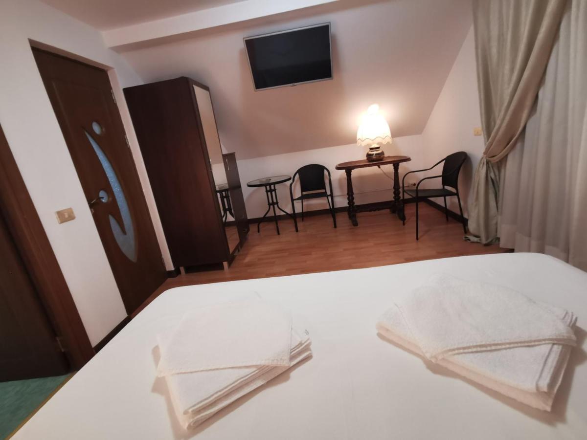 Vila Deal Sacele Bagian luar foto