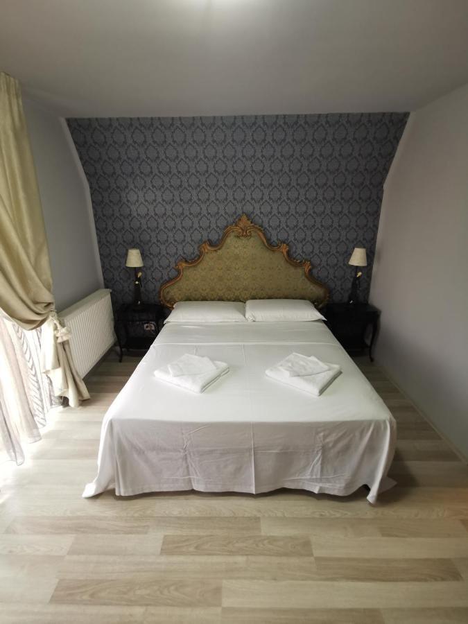 Vila Deal Sacele Bagian luar foto