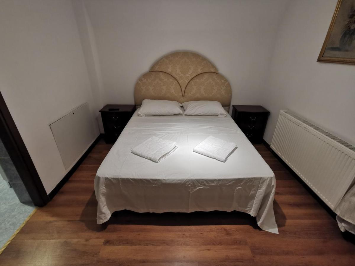 Vila Deal Sacele Bagian luar foto