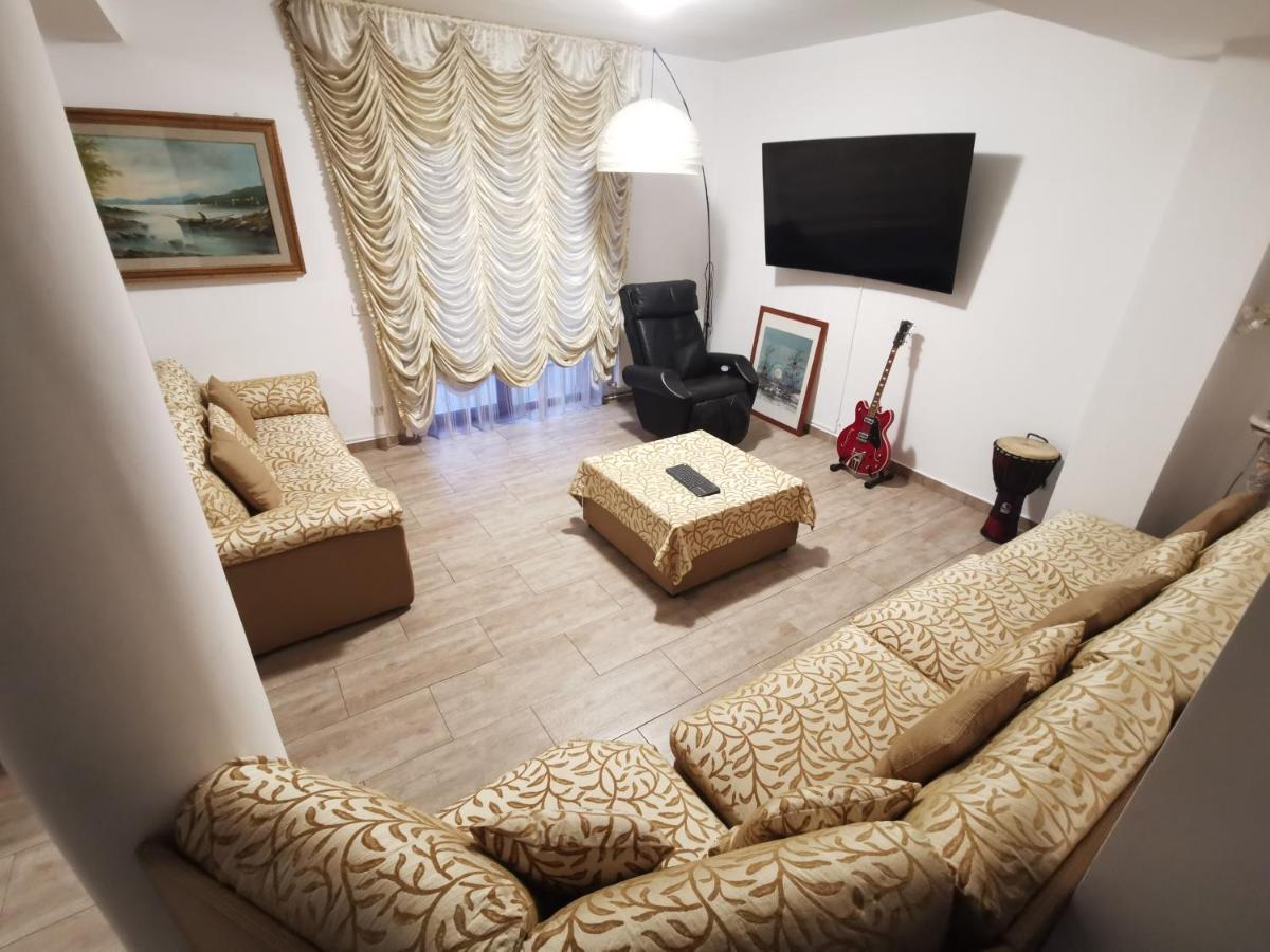 Vila Deal Sacele Bagian luar foto