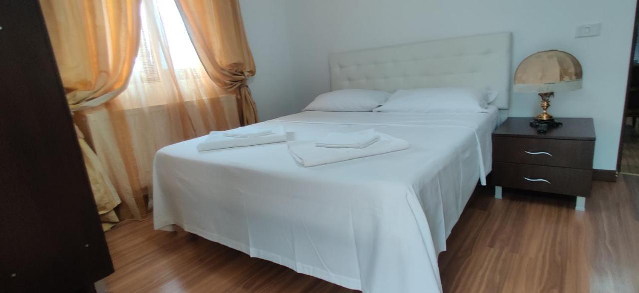 Vila Deal Sacele Bagian luar foto