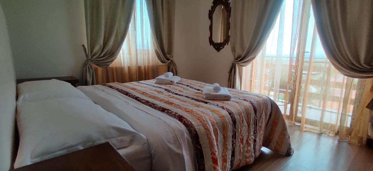 Vila Deal Sacele Bagian luar foto