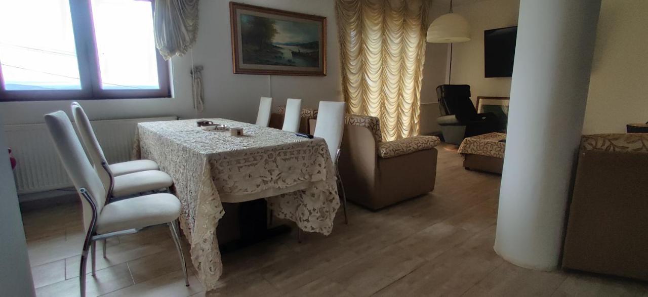 Vila Deal Sacele Bagian luar foto
