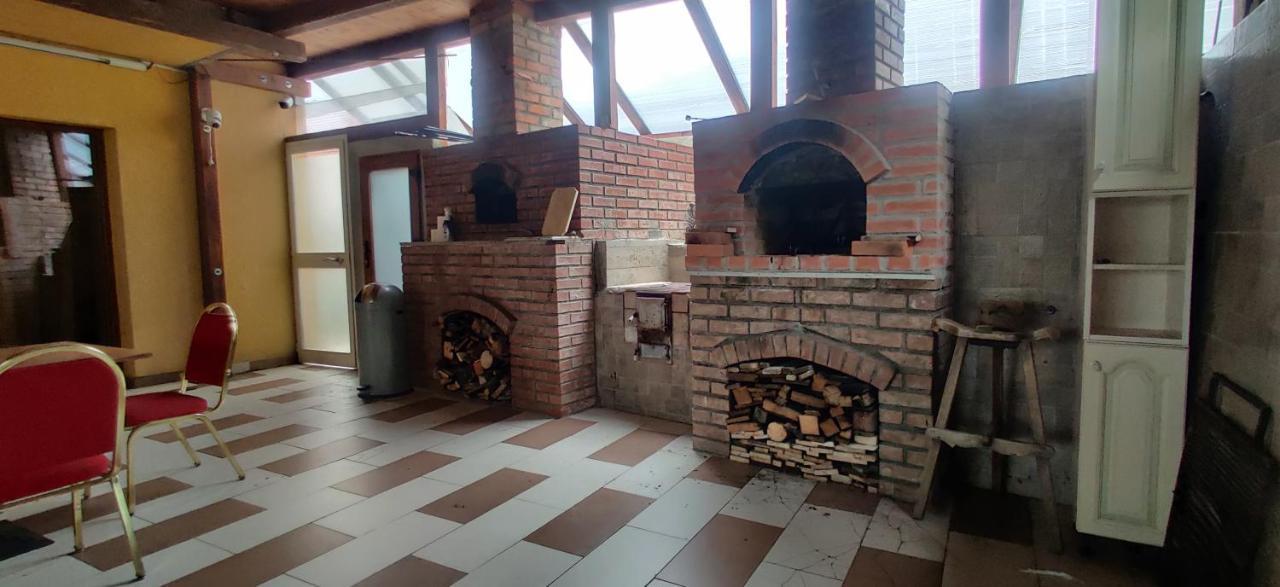 Vila Deal Sacele Bagian luar foto