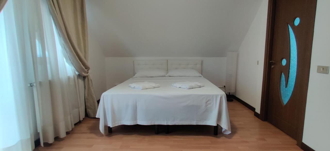 Vila Deal Sacele Bagian luar foto