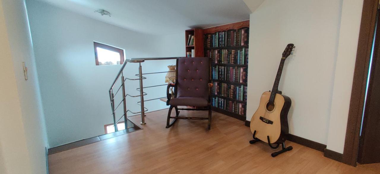 Vila Deal Sacele Bagian luar foto