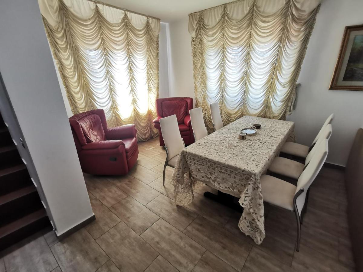 Vila Deal Sacele Bagian luar foto